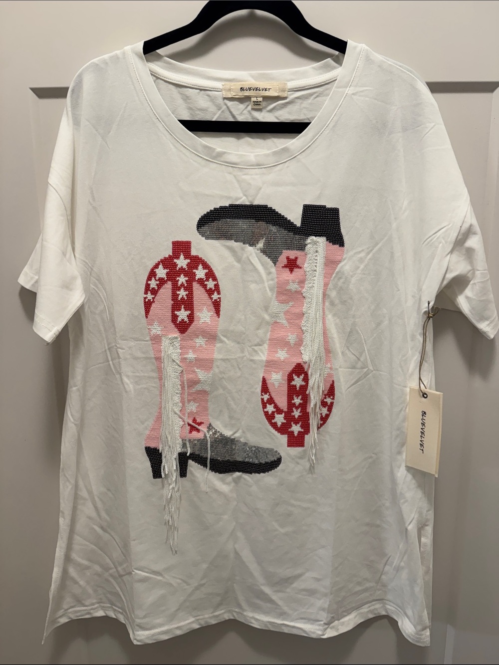 🆕 Blue Velvet White Short Sleeve Tee with Pink Star Boot Graphic. L. NWT!🔥🔥